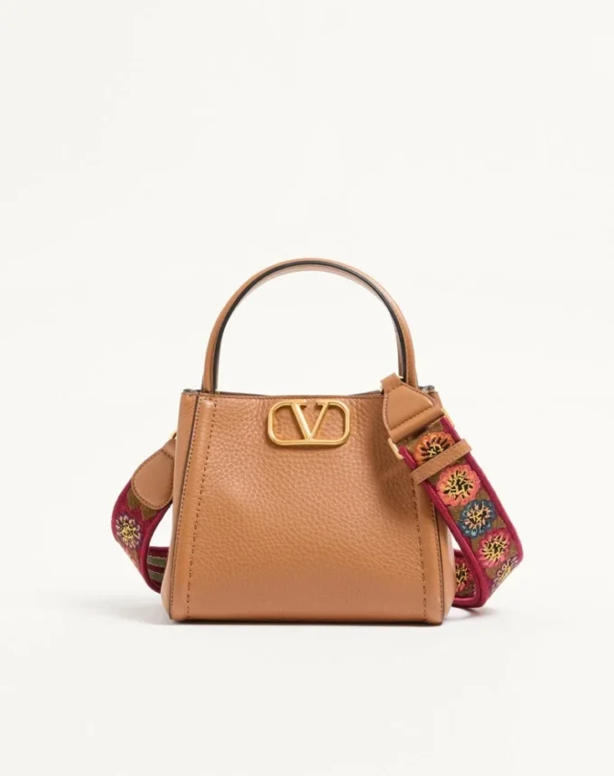 Valentino Garavani Alltime kleine Handtasche aus genarbtem Kalbsleder mit besticktem Schulterriemen Valentino Garavani Alltime kleine Handtasche aus genarbtem Kalbsleder mit besticktem Schulterriemen