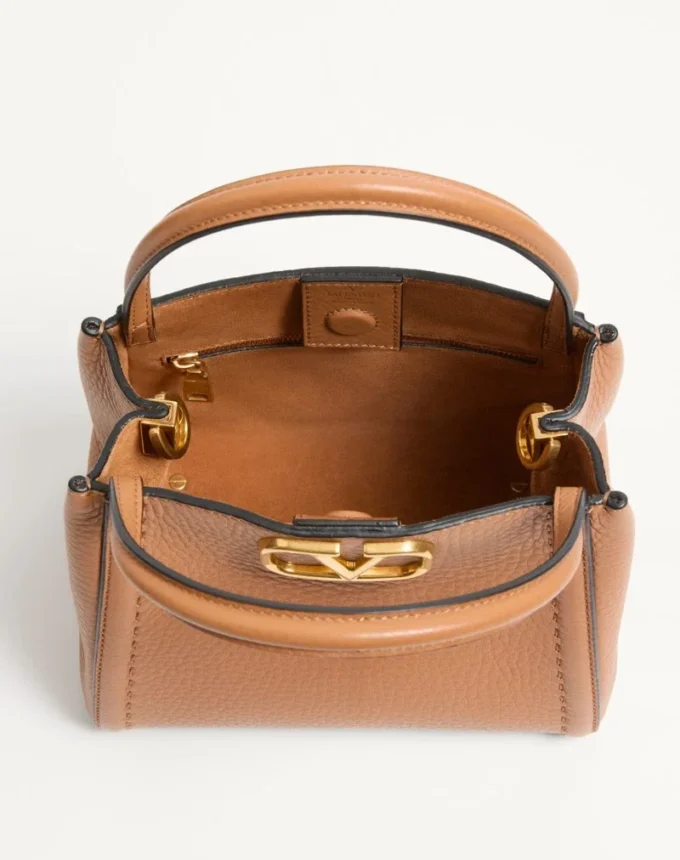 Valentino Garavani Alltime kleine Handtasche aus genarbtem Kalbsleder mit besticktem Schulterriemen Valentino Garavani Alltime kleine Handtasche aus genarbtem Kalbsleder mit besticktem Schulterriemen