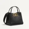 Valentino Garavani Alltime Medium Handtasche aus genarbtem Kalbsleder Valentino Garavani Alltime Medium Handtasche aus genarbtem Kalbsleder