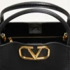 Valentino Garavani Alltime Medium Handtasche aus genarbtem Kalbsleder Valentino Garavani Alltime Medium Handtasche aus genarbtem Kalbsleder