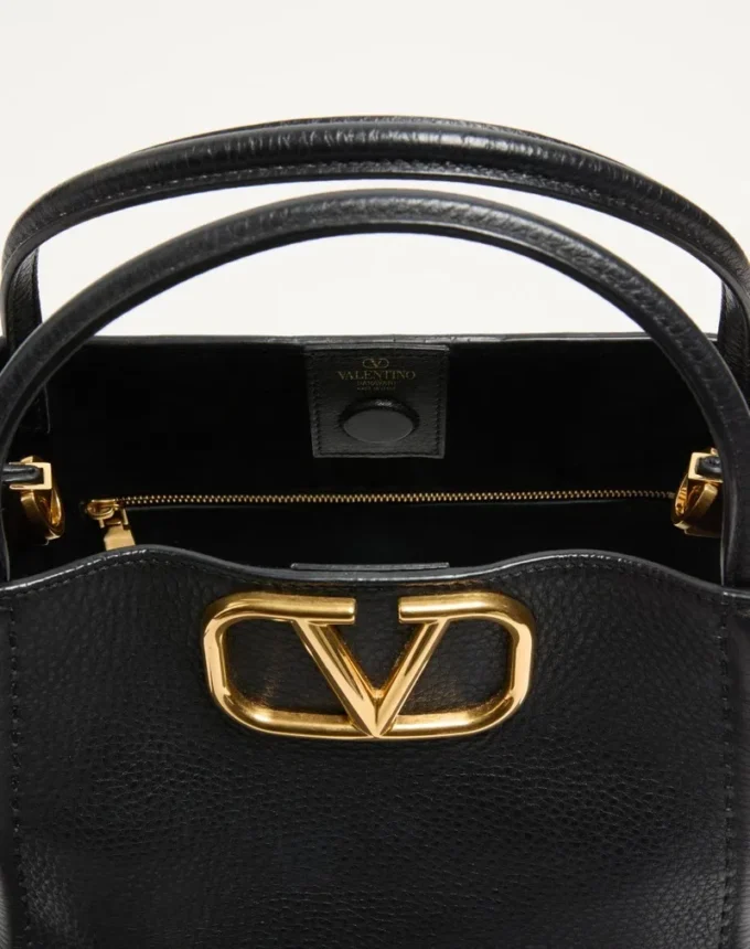Valentino Garavani Alltime Medium Handtasche aus genarbtem Kalbsleder Valentino Garavani Alltime Medium Handtasche aus genarbtem Kalbsleder