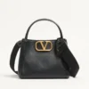 Valentino Garavani Alltime Medium Handtasche aus genarbtem Kalbsleder Valentino Garavani Alltime Medium Handtasche aus genarbtem Kalbsleder