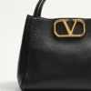 Valentino Garavani Alltime Medium Handtasche aus genarbtem Kalbsleder Valentino Garavani Alltime Medium Handtasche aus genarbtem Kalbsleder