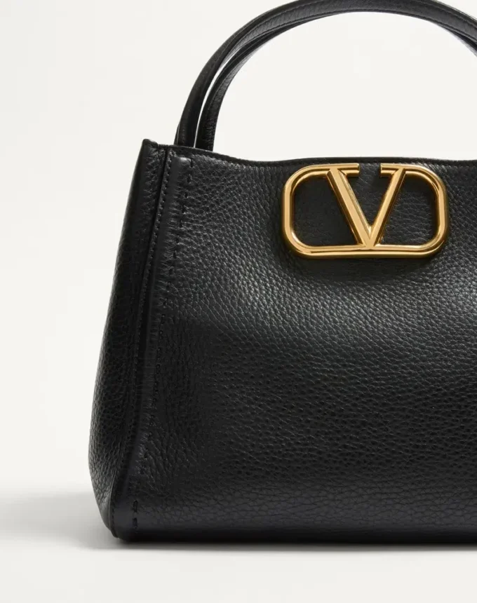 Valentino Garavani Alltime Medium Handtasche aus genarbtem Kalbsleder Valentino Garavani Alltime Medium Handtasche aus genarbtem Kalbsleder