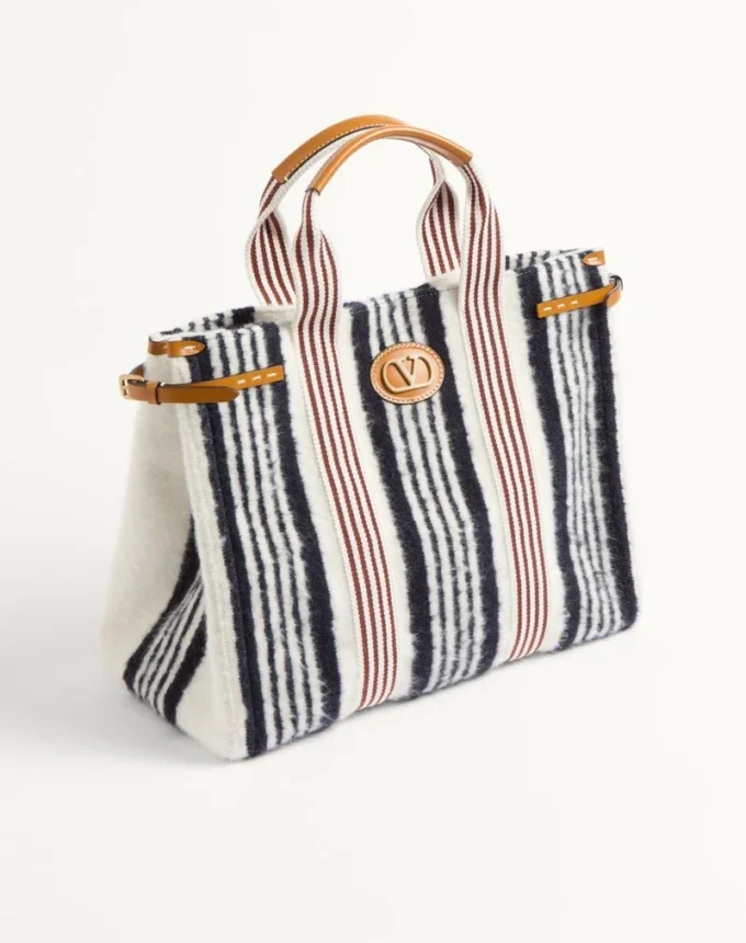 Valentino Garavani Antibes Handtasche aus Wolle Valentino Garavani Antibes Handtasche aus Wolle