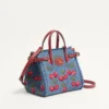 Valentino Garavani Antibes Kleine Einkaufstasche aus Denim mit Cherryfic-Stickerei Valentino Garavani Antibes Kleine Einkaufstasche aus Denim mit Cherryfic-Stickerei
