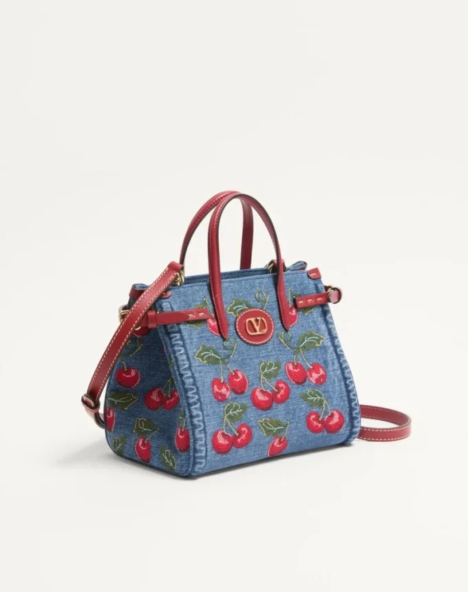 Valentino Garavani Antibes Kleine Einkaufstasche aus Denim mit Cherryfic-Stickerei Valentino Garavani Antibes Kleine Einkaufstasche aus Denim mit Cherryfic-Stickerei
