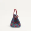 Valentino Garavani Antibes Kleine Einkaufstasche aus Denim mit Cherryfic-Stickerei Valentino Garavani Antibes Kleine Einkaufstasche aus Denim mit Cherryfic-Stickerei