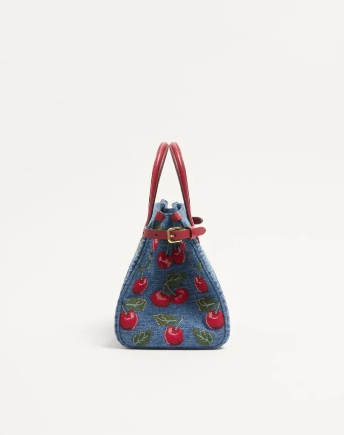 Valentino Garavani Antibes Kleine Einkaufstasche aus Denim mit Cherryfic-Stickerei Valentino Garavani Antibes Kleine Einkaufstasche aus Denim mit Cherryfic-Stickerei