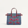 Valentino Garavani Antibes Kleine Einkaufstasche aus Denim mit Cherryfic-Stickerei Valentino Garavani Antibes Kleine Einkaufstasche aus Denim mit Cherryfic-Stickerei