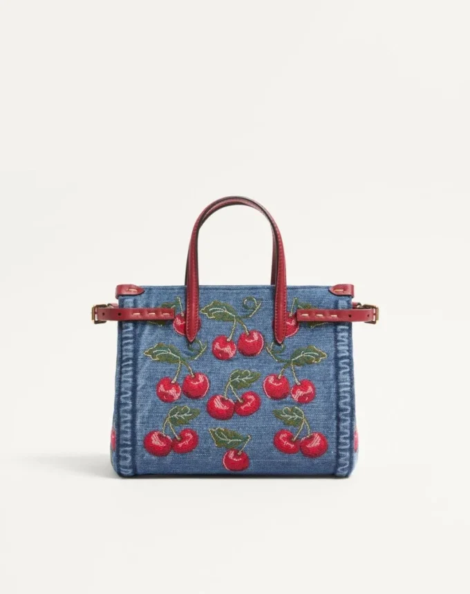 Valentino Garavani Antibes Kleine Einkaufstasche aus Denim mit Cherryfic-Stickerei Valentino Garavani Antibes Kleine Einkaufstasche aus Denim mit Cherryfic-Stickerei