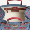 Valentino Garavani Antibes Kleine Einkaufstasche aus Denim mit Cherryfic-Stickerei Valentino Garavani Antibes Kleine Einkaufstasche aus Denim mit Cherryfic-Stickerei