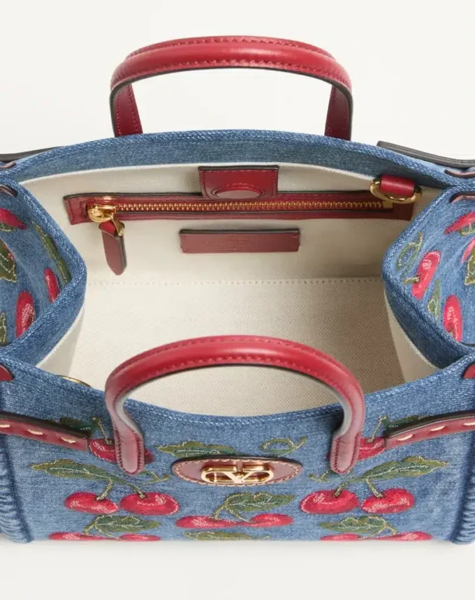 Valentino Garavani Antibes Kleine Einkaufstasche aus Denim mit Cherryfic-Stickerei Valentino Garavani Antibes Kleine Einkaufstasche aus Denim mit Cherryfic-Stickerei