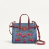 Valentino Garavani Antibes Kleine Einkaufstasche aus Denim mit Cherryfic-Stickerei Valentino Garavani Antibes Kleine Einkaufstasche aus Denim mit Cherryfic-Stickerei