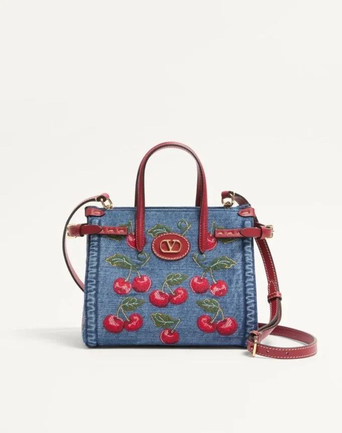 Valentino Garavani Antibes Kleine Einkaufstasche aus Denim mit Cherryfic-Stickerei Valentino Garavani Antibes Kleine Einkaufstasche aus Denim mit Cherryfic-Stickerei
