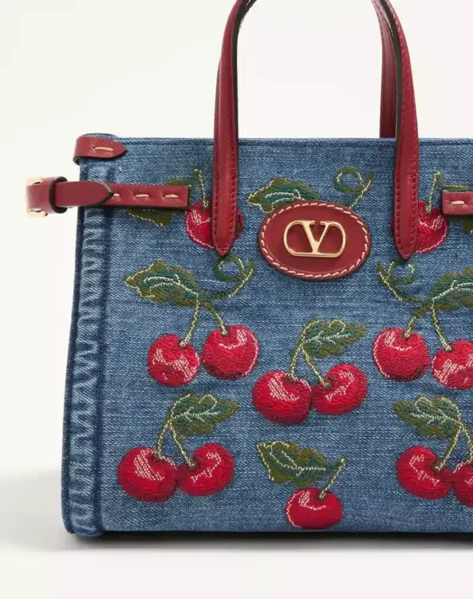 Valentino Garavani Antibes Kleine Einkaufstasche aus Denim mit Cherryfic-Stickerei Valentino Garavani Antibes Kleine Einkaufstasche aus Denim mit Cherryfic-Stickerei