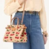Valentino Garavani Antibes Kleine Einkaufstasche aus Jacquard-Raffia mit Cherryfic-Muster Valentino Garavani Antibes Kleine Einkaufstasche aus Jacquard-Raffia mit Cherryfic-Muster