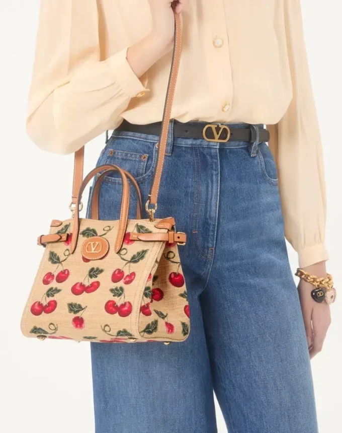 Valentino Garavani Antibes Kleine Einkaufstasche aus Jacquard-Raffia mit Cherryfic-Muster Valentino Garavani Antibes Kleine Einkaufstasche aus Jacquard-Raffia mit Cherryfic-Muster