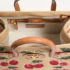 Valentino Garavani Antibes Kleine Einkaufstasche aus Jacquard-Raffia mit Cherryfic-Muster Valentino Garavani Antibes Kleine Einkaufstasche aus Jacquard-Raffia mit Cherryfic-Muster