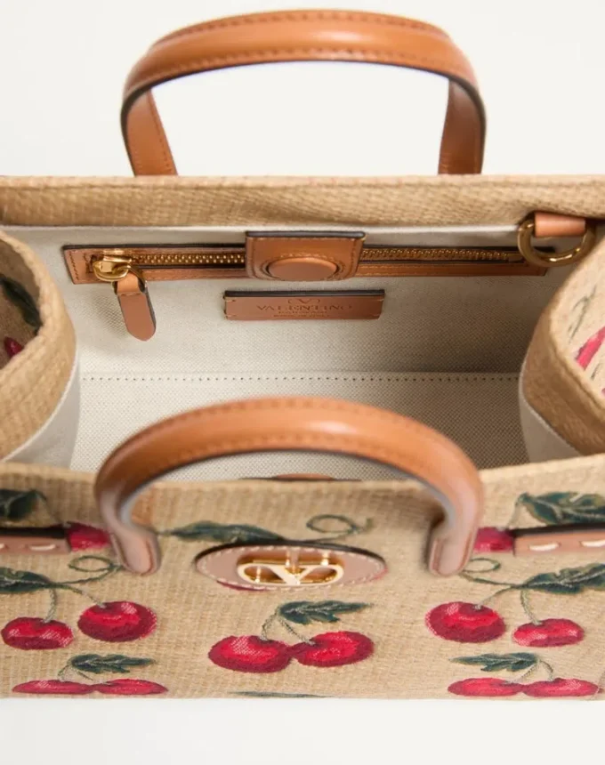 Valentino Garavani Antibes Kleine Einkaufstasche aus Jacquard-Raffia mit Cherryfic-Muster Valentino Garavani Antibes Kleine Einkaufstasche aus Jacquard-Raffia mit Cherryfic-Muster