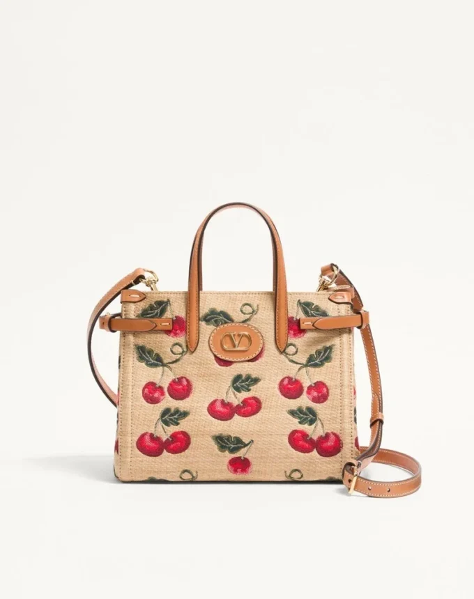 Valentino Garavani Antibes Kleine Einkaufstasche aus Jacquard-Raffia mit Cherryfic-Muster Valentino Garavani Antibes Kleine Einkaufstasche aus Jacquard-Raffia mit Cherryfic-Muster