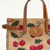 Valentino Garavani Antibes Kleine Einkaufstasche aus Jacquard-Raffia mit Cherryfic-Muster Valentino Garavani Antibes Kleine Einkaufstasche aus Jacquard-Raffia mit Cherryfic-Muster