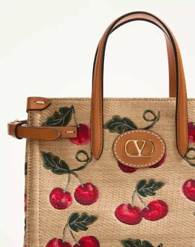 Valentino Garavani Antibes Kleine Einkaufstasche aus Jacquard-Raffia mit Cherryfic-Muster Valentino Garavani Antibes Kleine Einkaufstasche aus Jacquard-Raffia mit Cherryfic-Muster