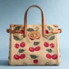 Valentino Garavani Antibes Kleine Einkaufstasche aus Jacquard-Raffia mit Cherryfic-Muster Valentino Garavani Antibes Kleine Einkaufstasche aus Jacquard-Raffia mit Cherryfic-Muster