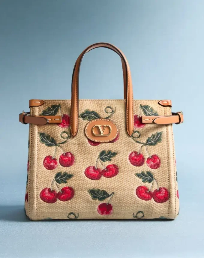 Valentino Garavani Antibes Kleine Einkaufstasche aus Jacquard-Raffia mit Cherryfic-Muster Valentino Garavani Antibes Kleine Einkaufstasche aus Jacquard-Raffia mit Cherryfic-Muster