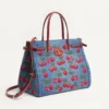 Valentino Garavani Antibes Medium Shopping Bag aus Denim mit Cherryfic-Stickerei Valentino Garavani Antibes Medium Shopping Bag aus Denim mit Cherryfic-Stickerei