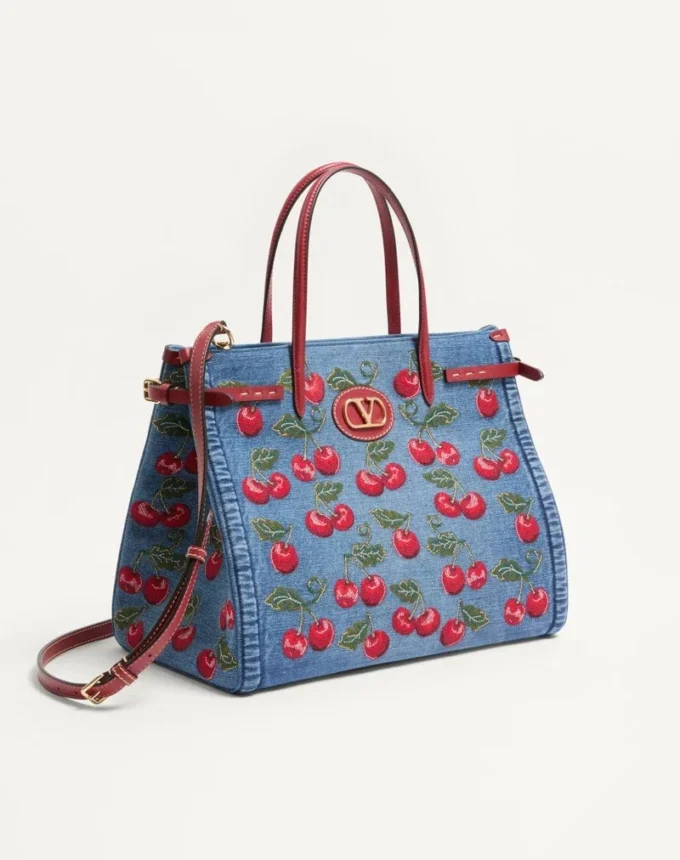 Valentino Garavani Antibes Medium Shopping Bag aus Denim mit Cherryfic-Stickerei Valentino Garavani Antibes Medium Shopping Bag aus Denim mit Cherryfic-Stickerei