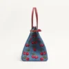 Valentino Garavani Antibes Medium Shopping Bag aus Denim mit Cherryfic-Stickerei Valentino Garavani Antibes Medium Shopping Bag aus Denim mit Cherryfic-Stickerei