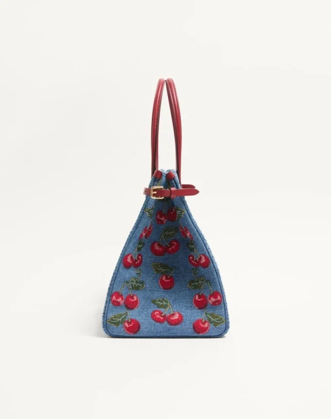 Valentino Garavani Antibes Medium Shopping Bag aus Denim mit Cherryfic-Stickerei Valentino Garavani Antibes Medium Shopping Bag aus Denim mit Cherryfic-Stickerei
