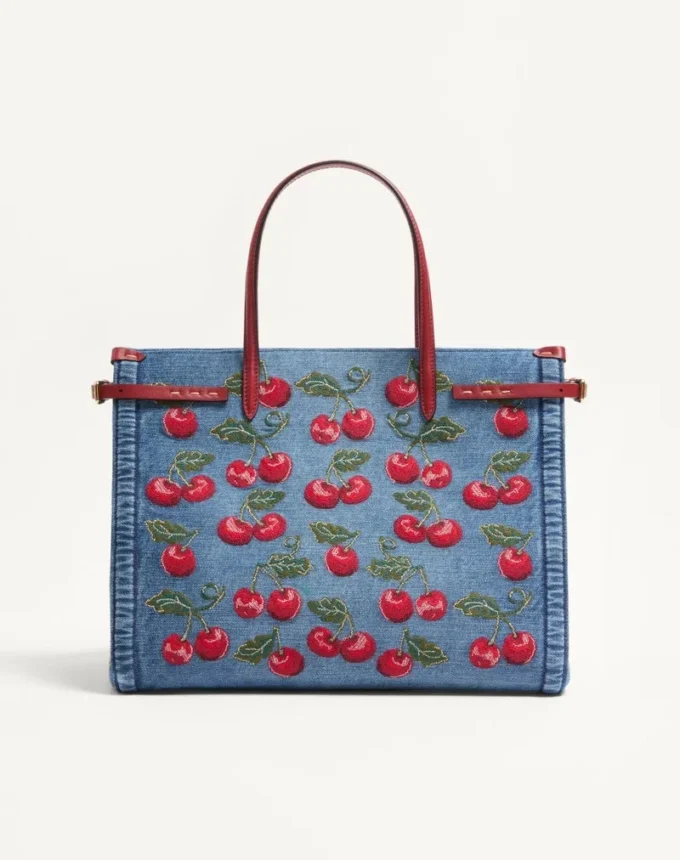 Valentino Garavani Antibes Medium Shopping Bag aus Denim mit Cherryfic-Stickerei Valentino Garavani Antibes Medium Shopping Bag aus Denim mit Cherryfic-Stickerei