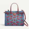 Valentino Garavani Antibes Medium Shopping Bag aus Denim mit Cherryfic-Stickerei Valentino Garavani Antibes Medium Shopping Bag aus Denim mit Cherryfic-Stickerei