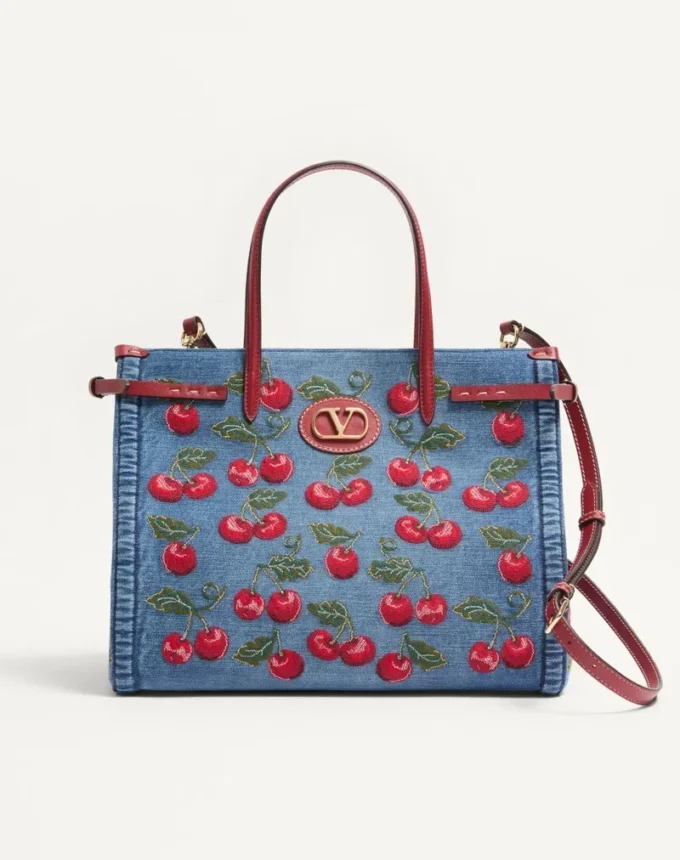 Valentino Garavani Antibes Medium Shopping Bag aus Denim mit Cherryfic-Stickerei Valentino Garavani Antibes Medium Shopping Bag aus Denim mit Cherryfic-Stickerei