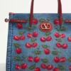 Valentino Garavani Antibes Medium Shopping Bag aus Denim mit Cherryfic-Stickerei Valentino Garavani Antibes Medium Shopping Bag aus Denim mit Cherryfic-Stickerei