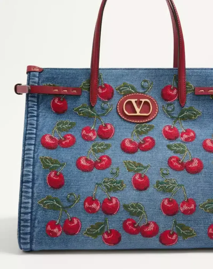 Valentino Garavani Antibes Medium Shopping Bag aus Denim mit Cherryfic-Stickerei Valentino Garavani Antibes Medium Shopping Bag aus Denim mit Cherryfic-Stickerei
