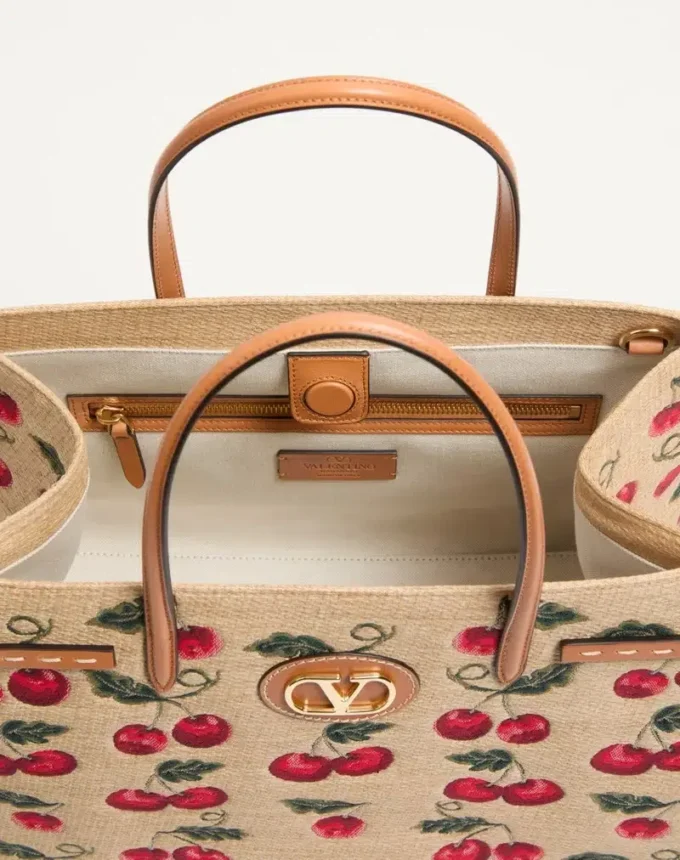 Valentino Garavani Antibes Medium Shopping Bag aus Jacquard-Raffia mit Cherryfic-Motiv Valentino Garavani Antibes Medium Shopping Bag aus Jacquard-Raffia mit Cherryfic-Motiv