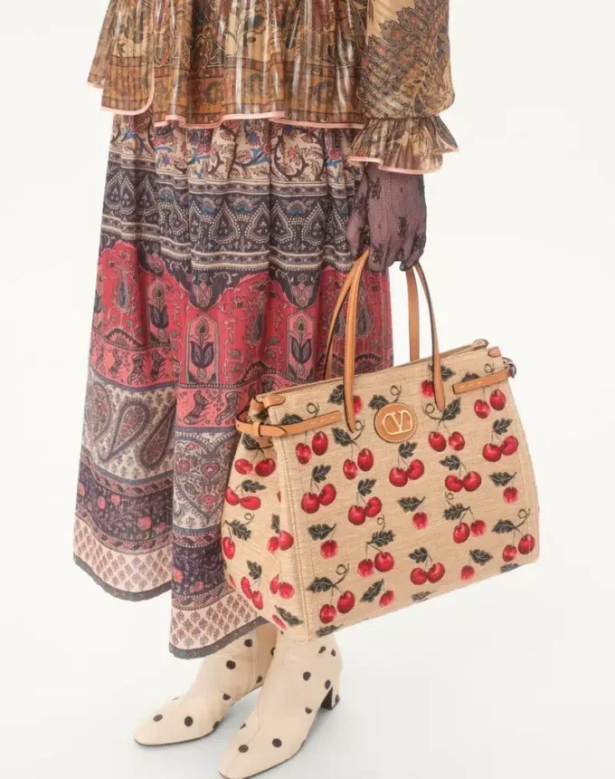Valentino Garavani Antibes Medium Shopping Bag aus Jacquard-Raffia mit Cherryfic-Motiv Valentino Garavani Antibes Medium Shopping Bag aus Jacquard-Raffia mit Cherryfic-Motiv