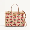 Valentino Garavani Antibes Medium Shopping Bag aus Jacquard-Raffia mit Cherryfic-Motiv Valentino Garavani Antibes Medium Shopping Bag aus Jacquard-Raffia mit Cherryfic-Motiv