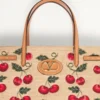 Valentino Garavani Antibes Medium Shopping Bag aus Jacquard-Raffia mit Cherryfic-Motiv Valentino Garavani Antibes Medium Shopping Bag aus Jacquard-Raffia mit Cherryfic-Motiv