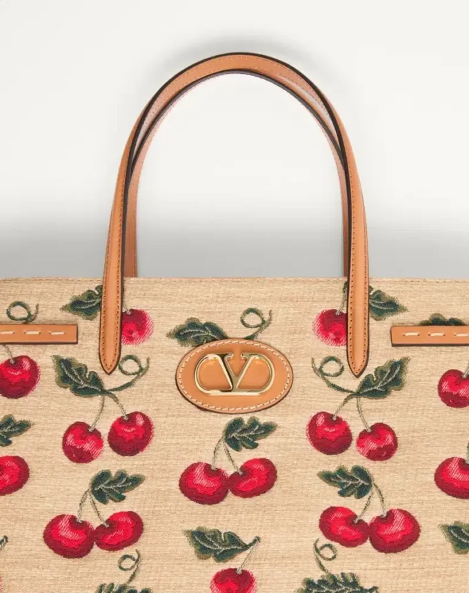 Valentino Garavani Antibes Medium Shopping Bag aus Jacquard-Raffia mit Cherryfic-Motiv Valentino Garavani Antibes Medium Shopping Bag aus Jacquard-Raffia mit Cherryfic-Motiv
