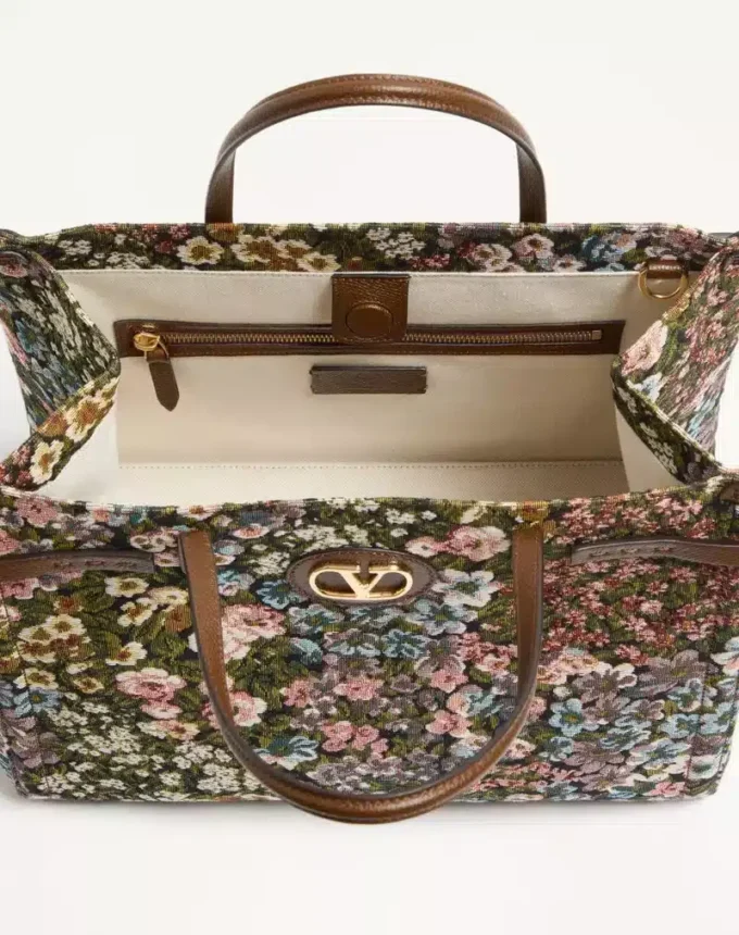 Valentino Garavani Antibes mittelgroße Einkaufstasche aus Apres L’Hiver-Jacquardstoff Valentino Garavani Antibes mittelgroße Einkaufstasche aus Apres L’Hiver-Jacquardstoff