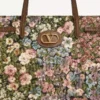 Valentino Garavani Antibes mittelgroße Einkaufstasche aus Apres L’Hiver-Jacquardstoff Valentino Garavani Antibes mittelgroße Einkaufstasche aus Apres L’Hiver-Jacquardstoff