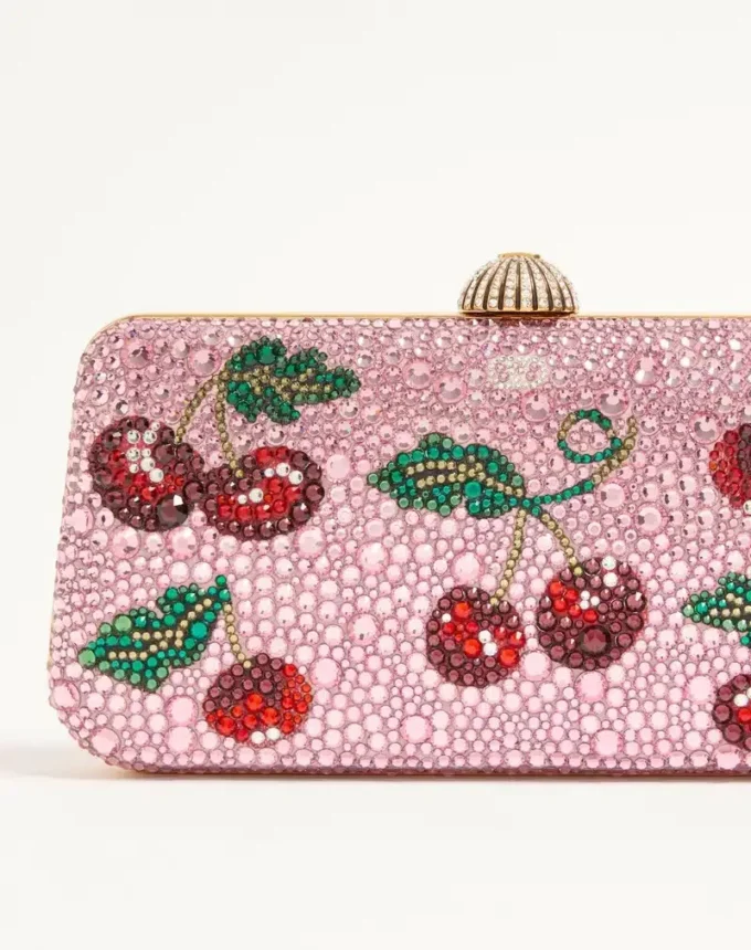 Valentino Garavani Carry Secrets Minaudiere mit Cherryfic-Strassmotiv Valentino Garavani Carry Secrets Minaudiere mit Cherryfic-Strassmotiv