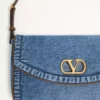 Valentino Garavani DeVain Kleine Denim-Umhängetasche Valentino Garavani DeVain Kleine Denim-Umhängetasche