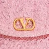 Valentino Garavani DeVain Kleine Umhängetasche aus Cloqué-Jacquard-Stoff. Valentino Garavani DeVain Kleine Umhängetasche aus Cloqué-Jacquard-Stoff.