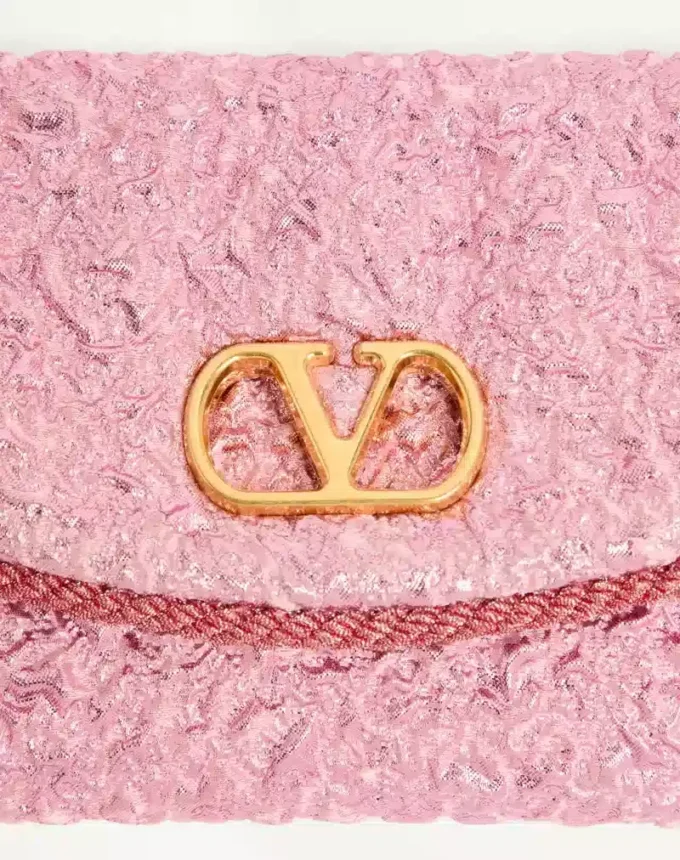 Valentino Garavani DeVain Kleine Umhängetasche aus Cloqué-Jacquard-Stoff. Valentino Garavani DeVain Kleine Umhängetasche aus Cloqué-Jacquard-Stoff.