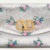Valentino Garavani DeVain Kleine Umhängetasche aus floralem Lurex-Jacquard-Stoff Valentino Garavani DeVain Kleine Umhängetasche aus floralem Lurex-Jacquard-Stoff